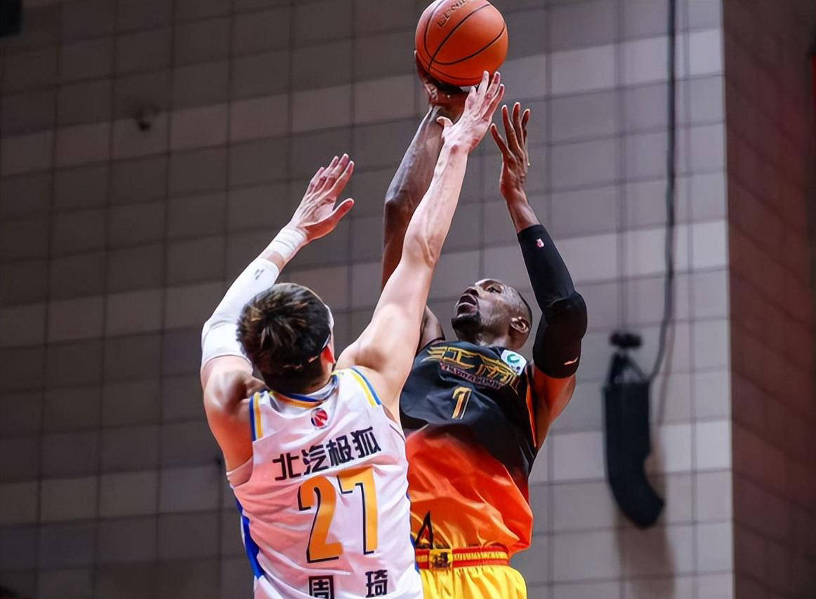 今晨CBA常规赛焦点战；芝加哥公牛篮板制胜；媒体盛赞；球队文化再被提及的简单介绍